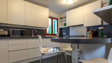 Een koelkast, een microgolfoven, een oven, een kookplaat