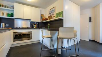 Frigorífic, microones, forn i placa de cuina