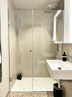 Bruser, hårtørrer, håndklæder, Shampoo