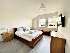 2 chambres, fer et planche à repasser, Wi-Fi, draps fournis