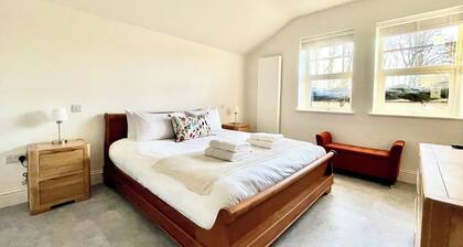 New and Spacious Apartment - Sleeps 5