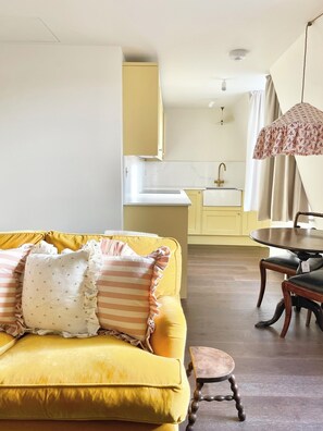 TV, fireplace - New King Street Suites - Apartment 3 (Bath)