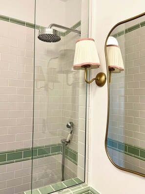 Een douche, een haardroger, handdoeken, shampoo