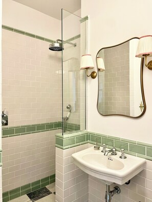 Douche, sèche-cheveux, serviettes fournies, shampoing