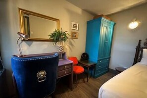 2 bedrooms, desk, iron/ironing board, WiFi
