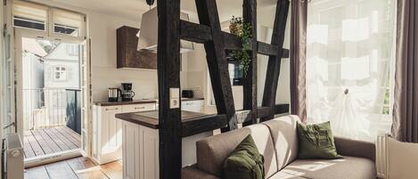 Apartamento luxo, 1 cama de casal e sofá-cama, para não fumantes, sacada | Área de estar | TV