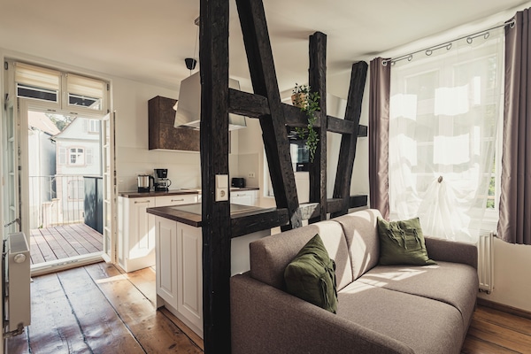 Appartement Deluxe, 1 lit double et 1 canapé-lit, non-fumeur, balcon | Aire de séjour | Téléviseur