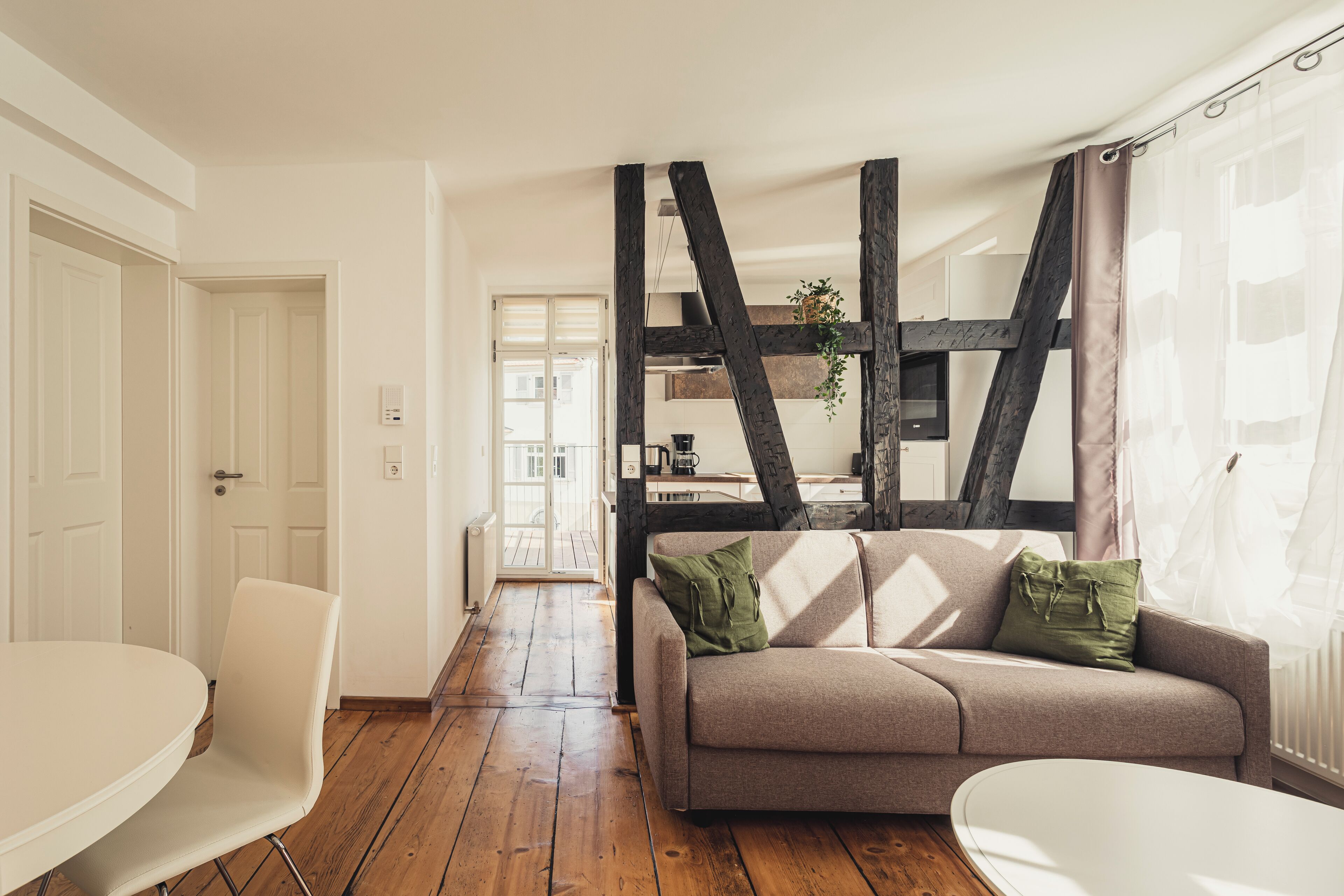 Apartamento Deluxe, 1 cama doble con sofá cama, no fumadores, balcón | Zona de estar | Una televisión