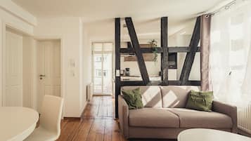 Apartamento Deluxe, 1 cama doble con sofá cama, no fumadores, balcón | Zona de estar | Una televisión