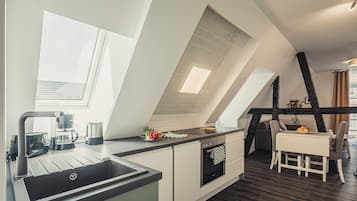 Superior-Apartment, 1 Doppelbett und Schlafsofa, Nichtraucher, Balkon | Eigene Küche | Kühlschrank