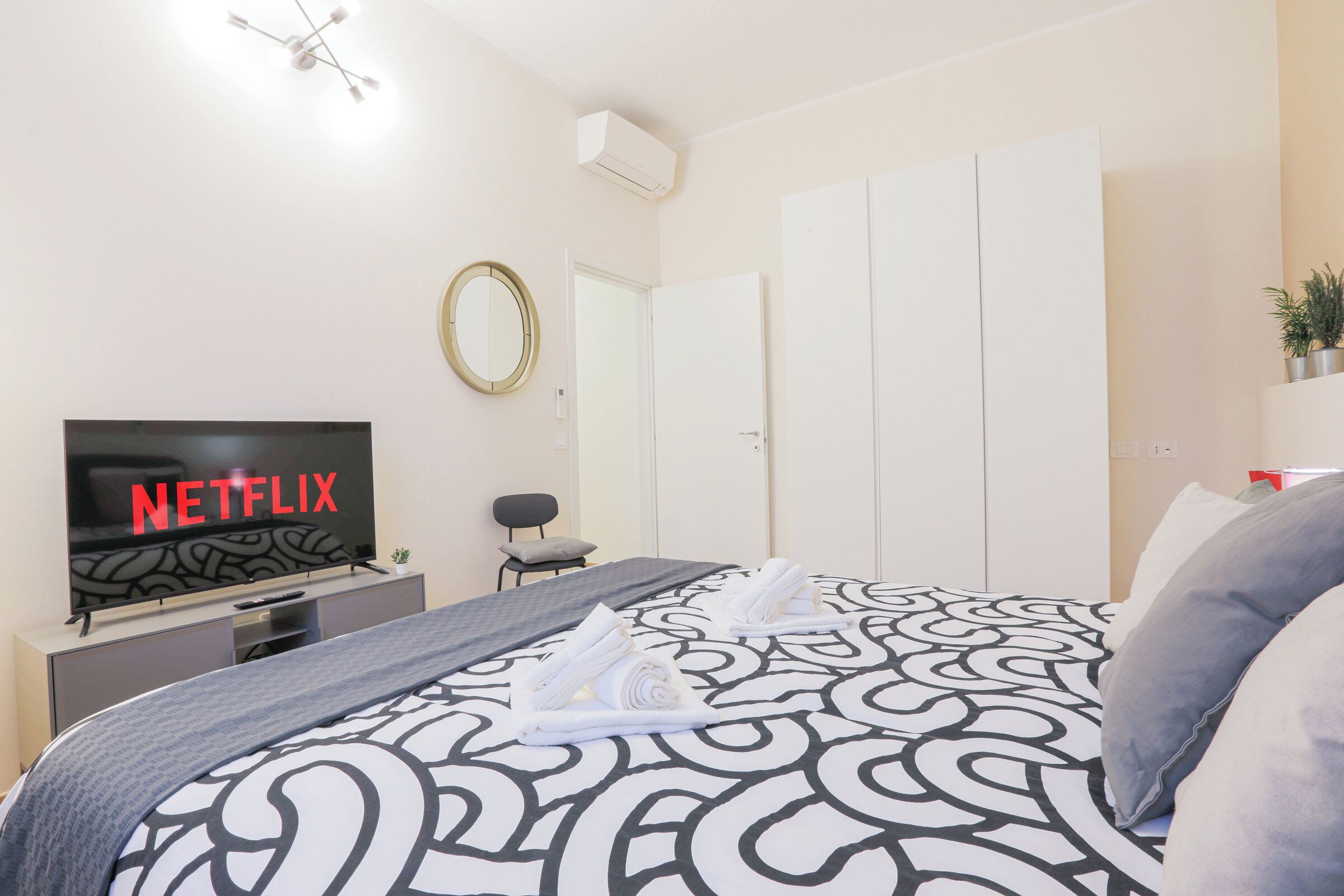 2 slaapkamers, een bureau, een strijkplank/strijkijzer, gratis wifi