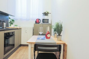 Een koelkast, een magnetron, een oven, een kookplaat