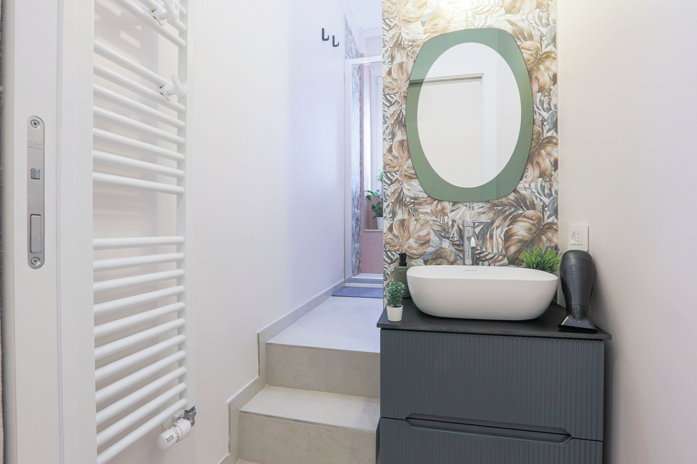 Een douche, een haardroger, een bidet, handdoeken