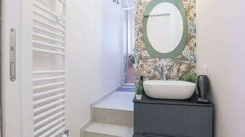 Een douche, een haardroger, een bidet, handdoeken