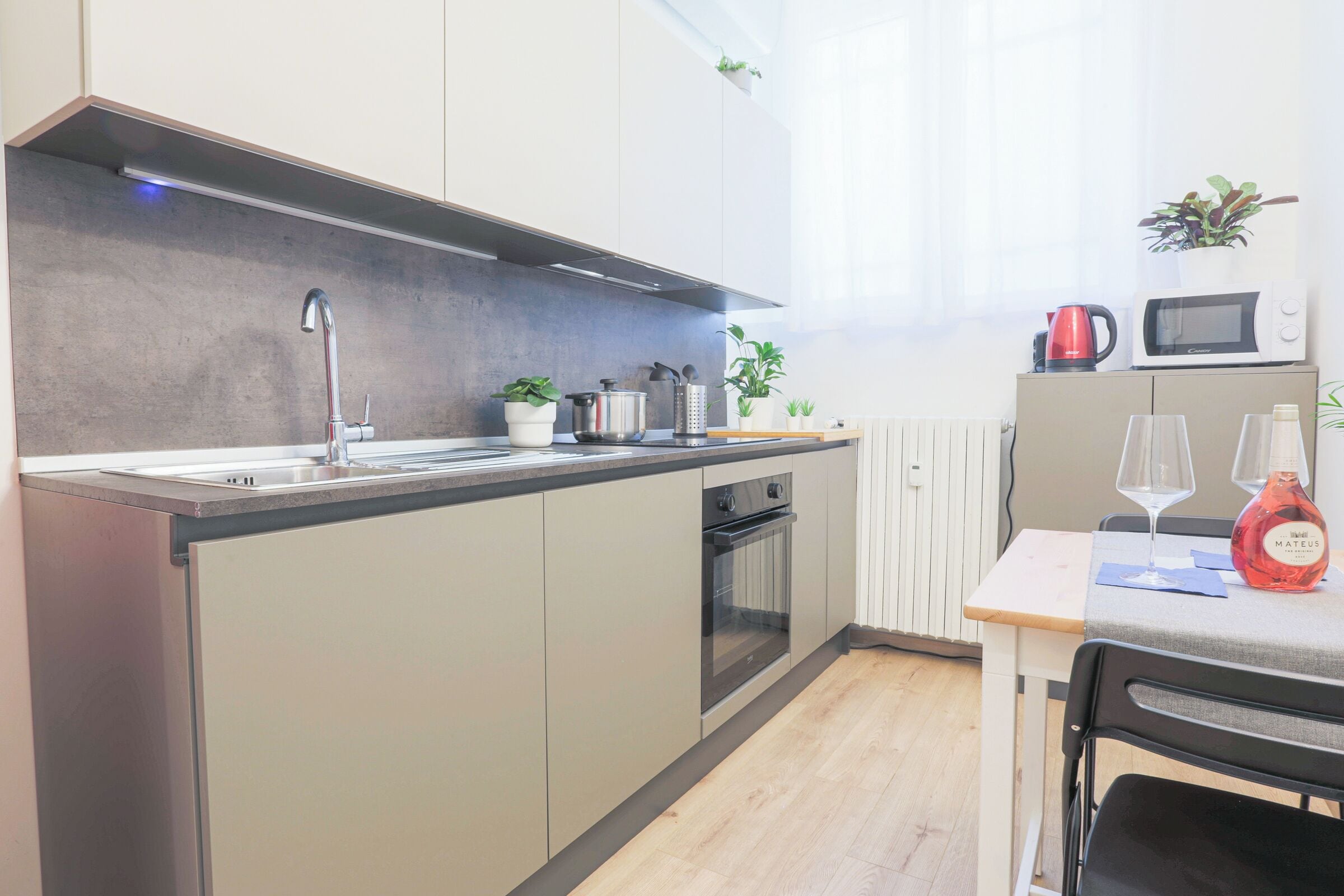 Réfrigérateur, micro-ondes, four, plaque de cuisson