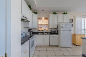House, Multiple Beds (Far Reach II) | Private kitchen