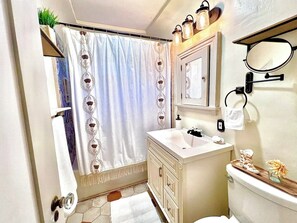 Douche, sĂšche-cheveux, serviettes fournies, savon
