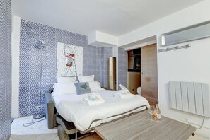 1 bedroom, iron/ironing board, internet, bed sheets