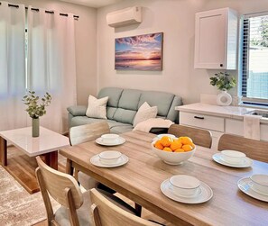 Dining - NEW Executive Residence I Luxury Shopping I Beach

 (Costa Mesa)