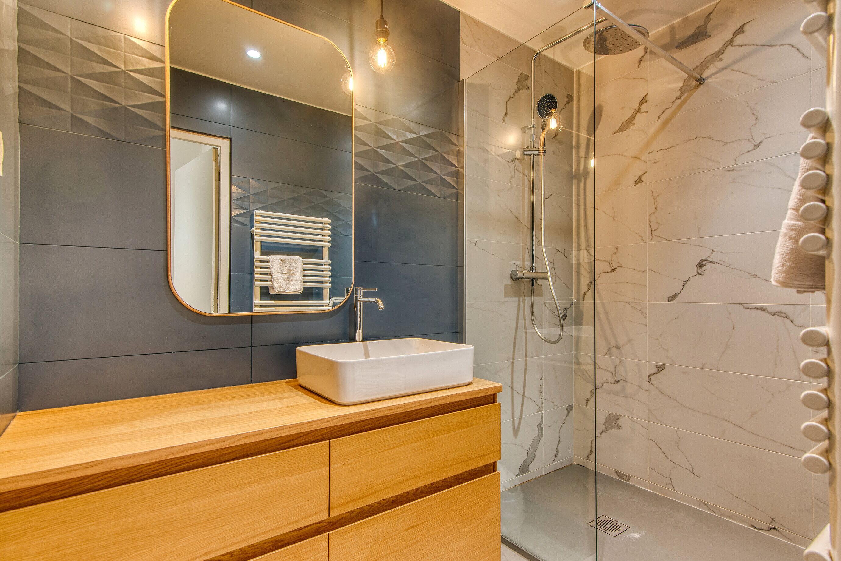 Een douche, een haardroger, handdoeken