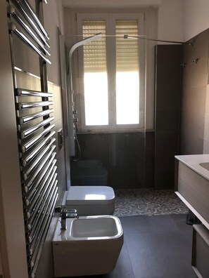 Doccia, asciugacapelli, bidet, asciugamani