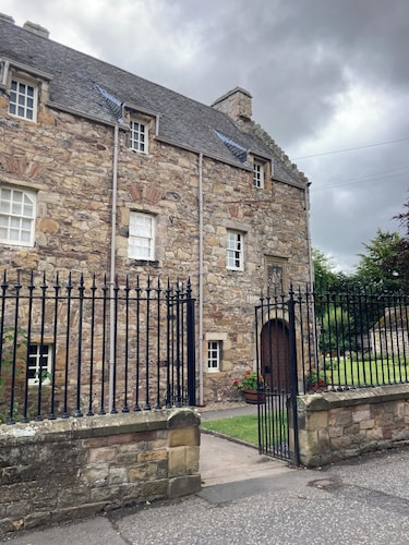 @TheFlatInJed: Fully serviced 2 bedroom apartment in Jedburgh, sleeps 4.