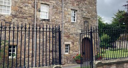 @TheFlatInJed: Fully serviced 2 bedroom apartment in Jedburgh, sleeps 4.