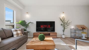 Smart TV, libros y oficina