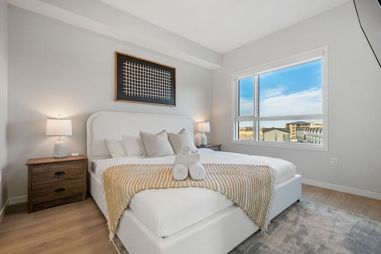 2 habitaciones, escritorio y tabla de planchar con plancha 