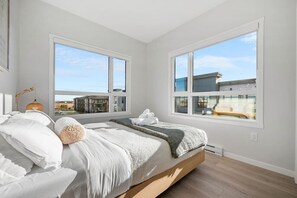 2 Schlafzimmer, Schreibtisch, Bügeleisen/Bügelbrett, Reisekinderbett