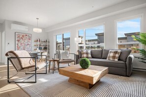 Smart-TV, Bücher, Arbeitsbereiche