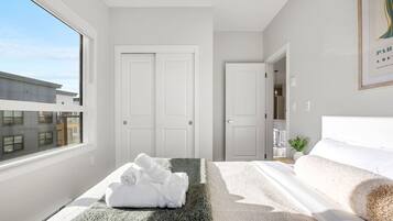 2 slaapkamers, een bureau, een strijkplank/strijkijzer, reisbedje