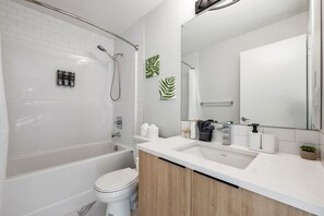 シャワー、ヘアドライヤー、タオル、石鹸