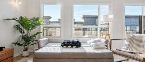 Smart-tv, boeken en een kantoor