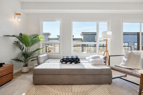 Air Conditioned 2 BR Luxury Suite /w King Bed