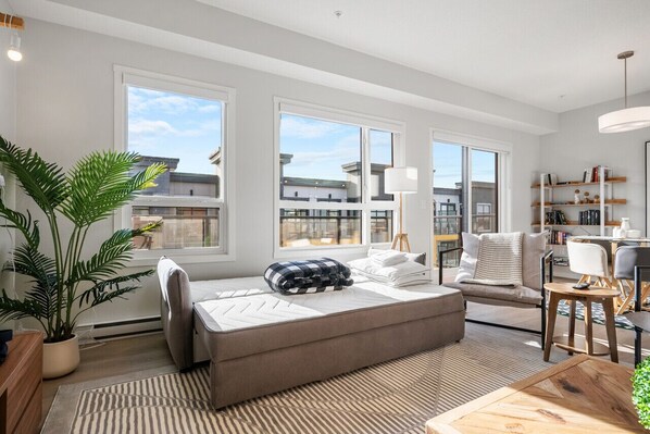 Una Smart TV, libros, una oficina