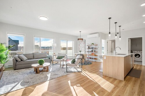 Air Conditioned 2 BR Luxury Suite /w King Bed