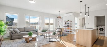 Air Conditioned 2 BR Luxury Suite /w King Bed