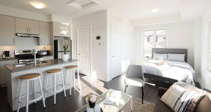 đ Charming Coach House with Stunning Pond Views in Markham đ
đ