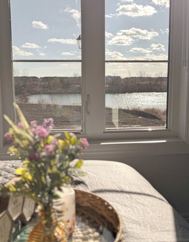 🌟 Charming Coach House with Stunning Pond Views in Markham 🌅 🌊