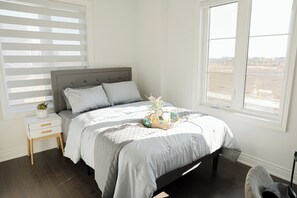 1 bedroom, iron/ironing board, free WiFi, bed sheets - 🌟 Charming Coach House with Stunning Pond Views in Markham 🌅 🌊 (Markham)