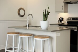 Kjøleskap, mikrobølgeovn, kokeplater og oppvaskmaskin