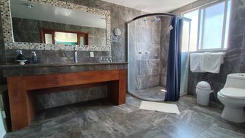 Junior Room | Bathroom | Shower, free toiletries, towels, soap