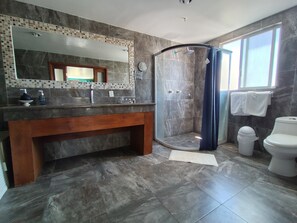 Junior kamer | Badkamer | Een douche, gratis toiletartikelen, handdoeken, zeep
