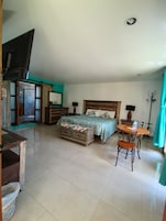 Escritorio, espacio para trabajar con laptop y cortinas blackout 