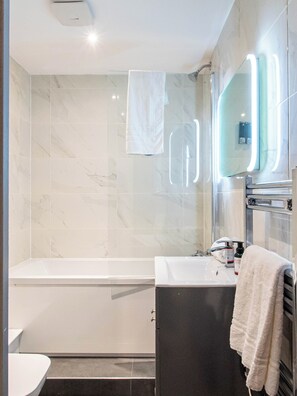 Bathroom - Cosy Apartment in Bradford City Centre (Bradford)