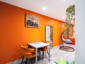 Dining - Cosy Apartment in Bradford City Centre (Bradford)