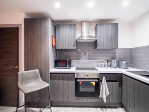 Apartamento | Cocina privada | Frigorífico, microondas, horno y placa de cocina