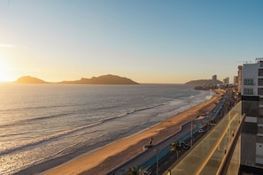 Beach - Luxury apartment in Mazatlan's Malecon with direct ocean view! - Alt 803 (Mazatlán)