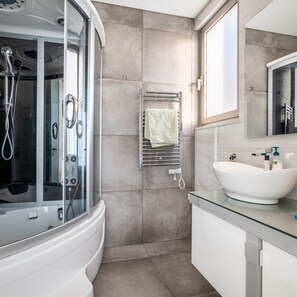Douche, sèche-cheveux, bidet, serviettes fournies